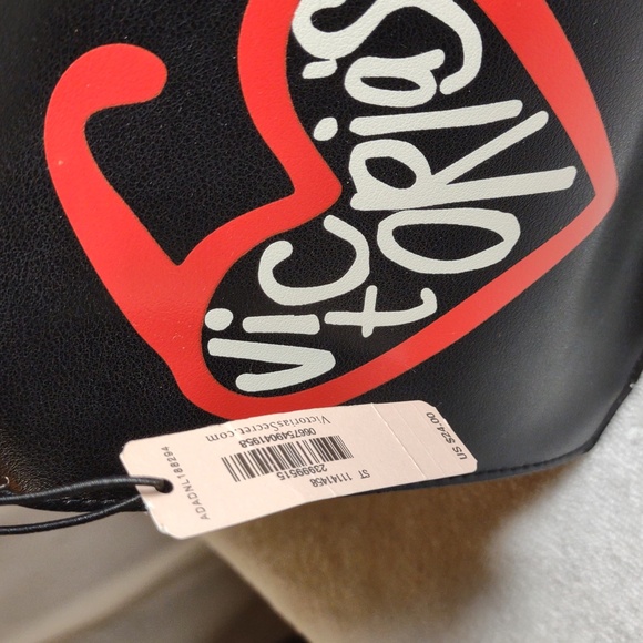 NWT Victoria's Secret Travel / Make-up Bag - Black & Red w/Wrist Strap - Picture 11 of 12